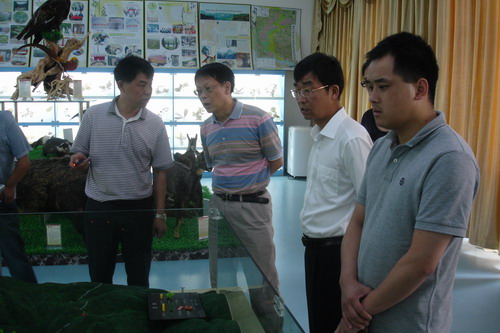 省林业厅科教处处长朱仕豹同志深入大老岭检查指导科研科普教育工作