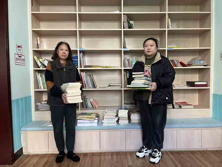 图书捐赠进社区 共沐书香暖人心