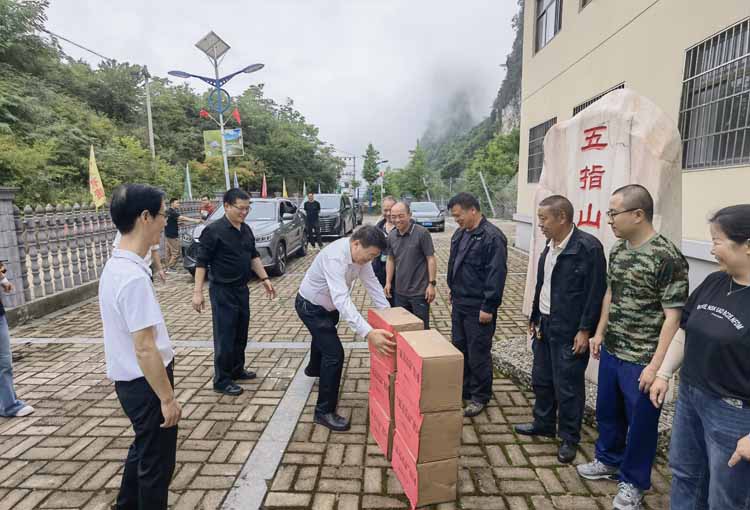 夏日炎炎“送清凉”  情系一线“沁人心”