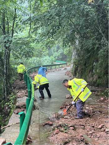 暴雨倾盆显本色 精神聚力护青山